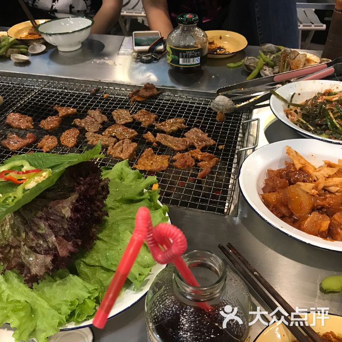 马路牙子地桌烤肉