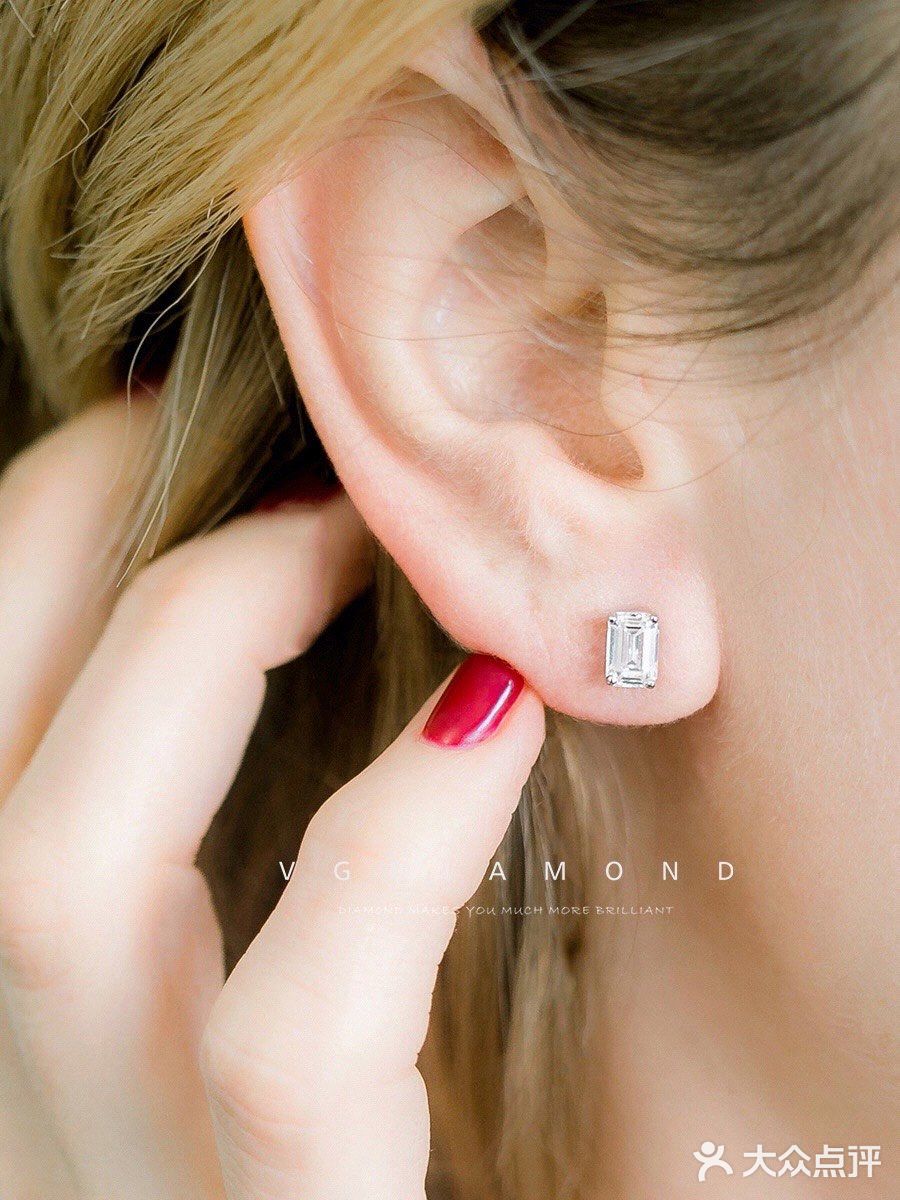 不能戴钻戒，结婚信物选了钻石耳钉