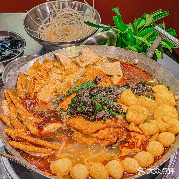 总要来广州吃一次ong菜加满的螺蛳粉鸭脚煲吧‼️