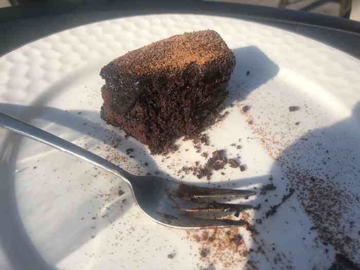 配的甜点质量不怎么样,我选的这个黑精灵蛋糕,吃在嘴里一种吃渣子的