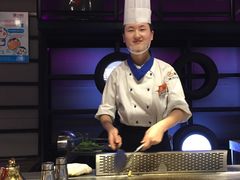 玩铁板的小哥.jpg-尚雅铁板料理自助餐厅(乐松店)