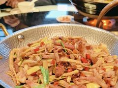 -帅巴人舅母子腊蹄民俗村