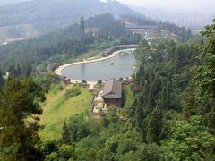 从山顶向下看到山的另一边的情行-成都老君山