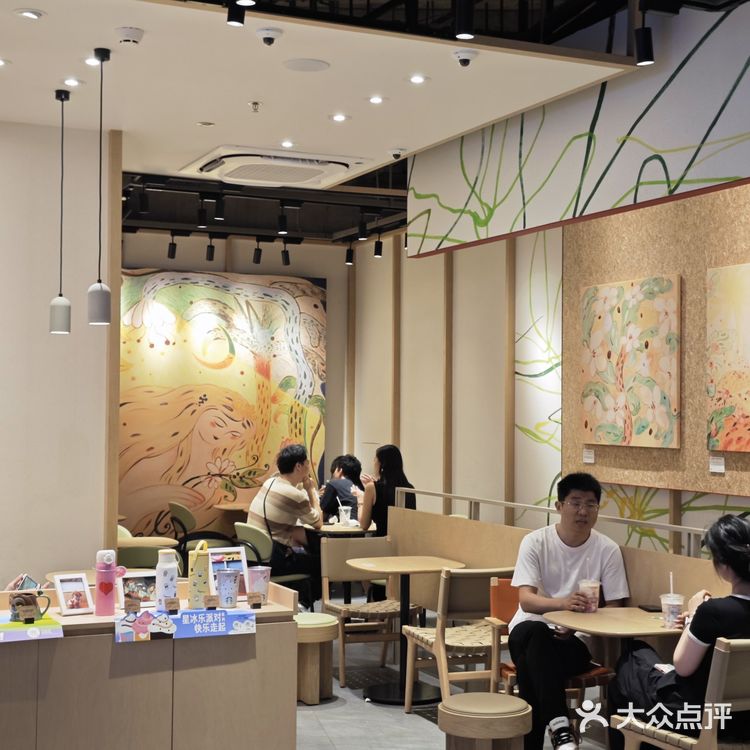 打卡成功！✨

星巴克梦中心店的莓莓拿铁实测