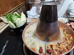 -果松木炭酸菜铜火锅·外婆参鸡汤