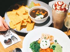 黑豆泥配炸玉米片和西芹条胡萝卜-Moka Bros 摩卡站(嘉华店)