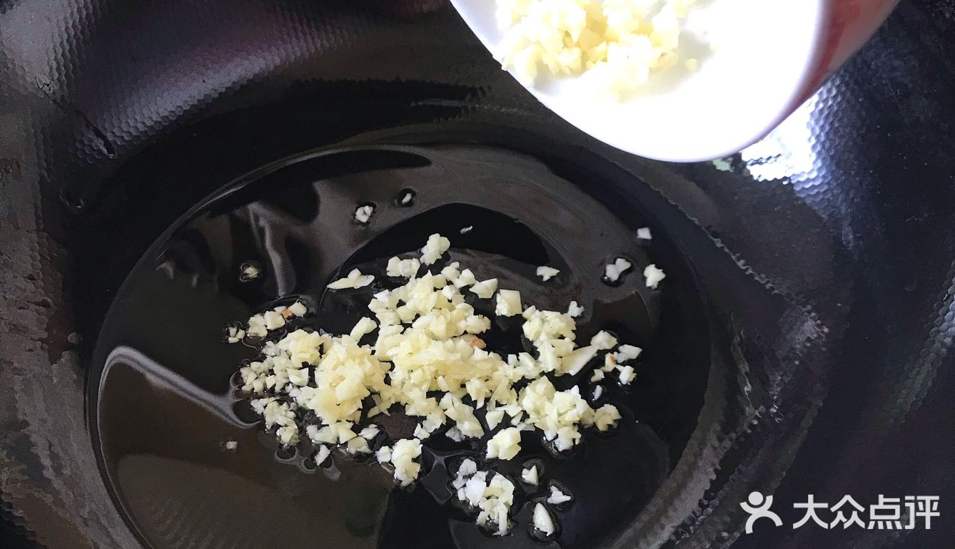 滋阴润肠通便的蒜蓉粉丝蒸鲍鱼
