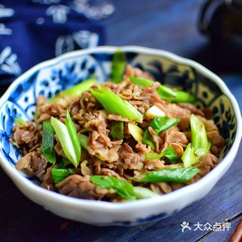 孜然大葱炒羊肉
 
 食材：羊肉卷250克、大葱适量