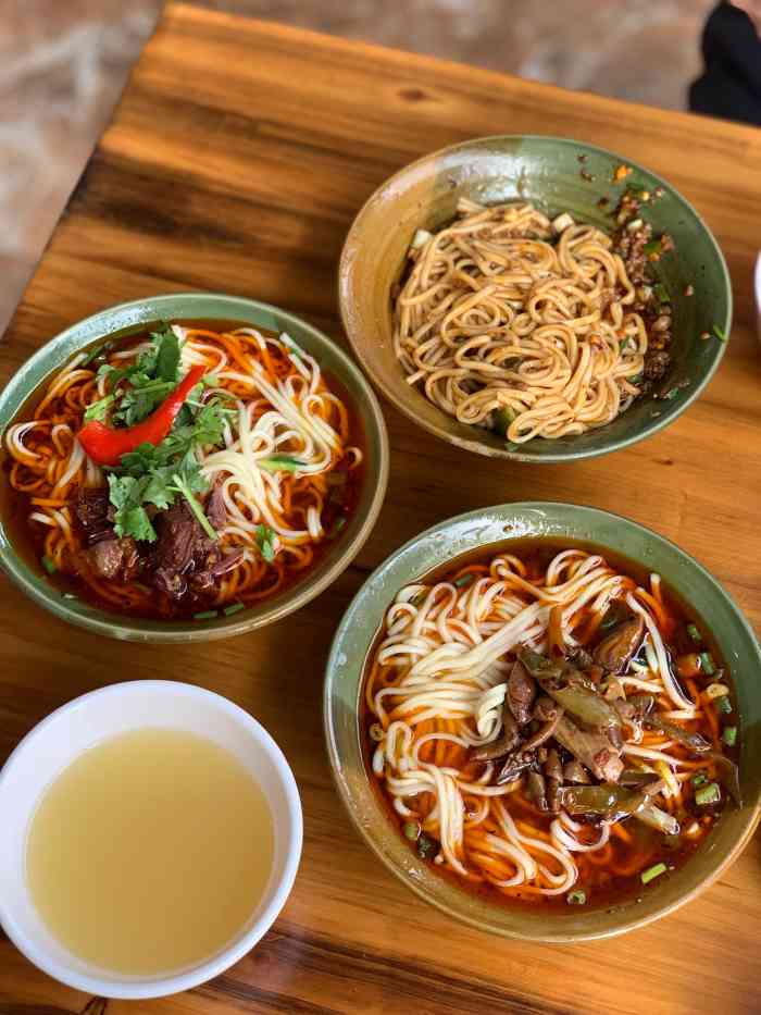 牛王庙面(长江东二街店)-"铺面小小的,但是吃面的人很多,煮面的是两.