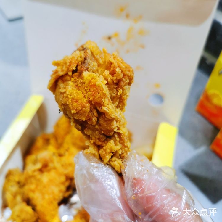 看着脏兮兮的外卖厨房店，炸鸡味儿到是不错哈