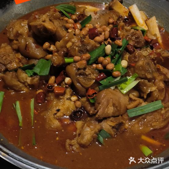 周进家乡特色火锅店