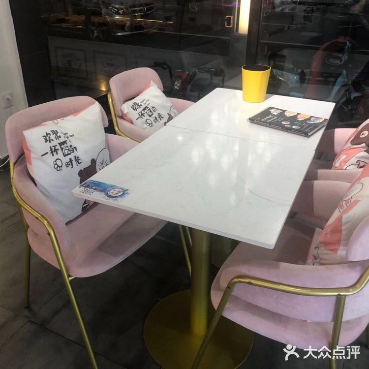 价格是相当便宜。点的是他们家的招牌饮料——小黄鸭