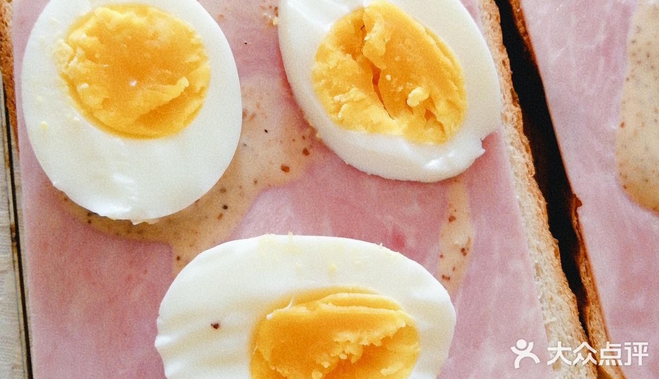 鸡蛋火腿番茄三明治—橙色的初夏早餐