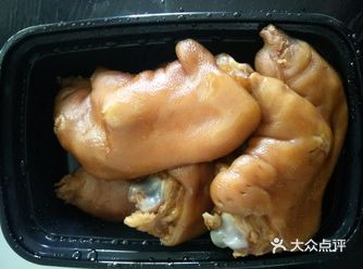 在星期天的中午，外面阳光灿烂