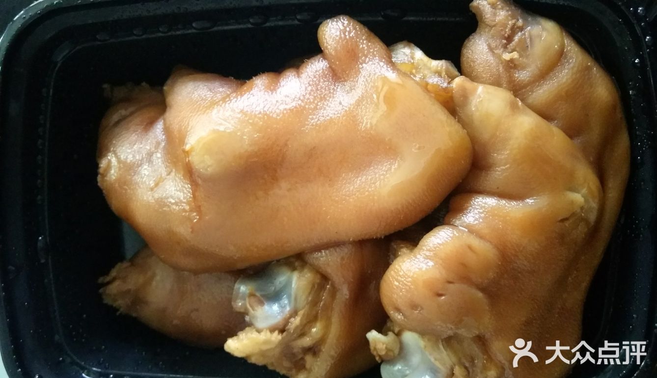 在星期天的中午，外面阳光灿烂