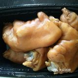 在星期天的中午，外面阳光灿烂