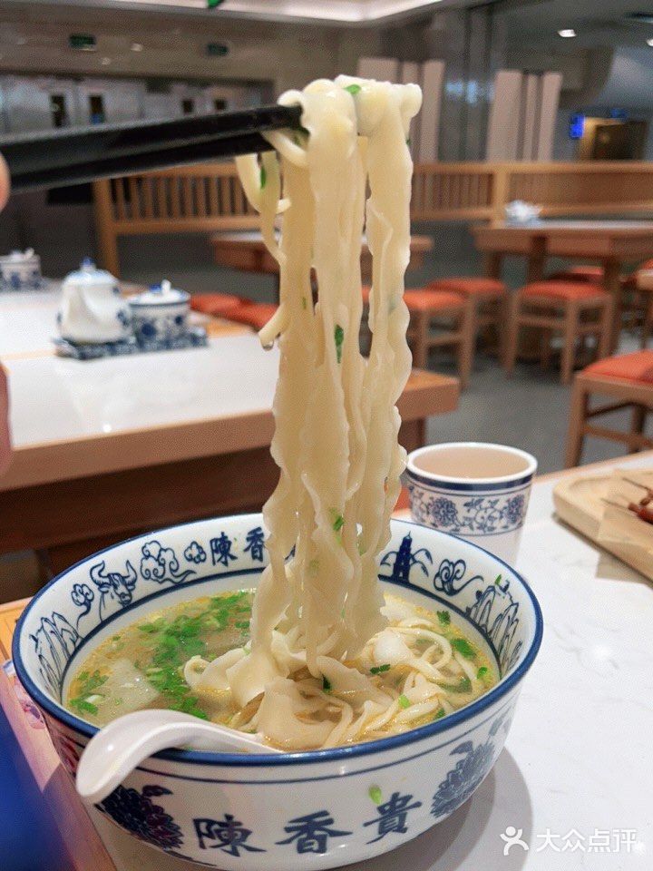 很细心的服务员小哥哥