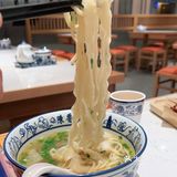 很细心的服务员小哥哥