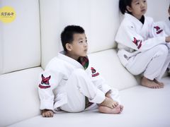 -菠萝格斗巴西柔术训练馆