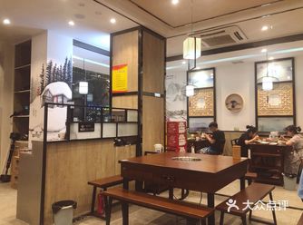 榴云路新开的名叫不知名火锅的火锅店，装修古色古香