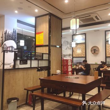 榴云路新开的名叫不知名火锅的火锅店，装修古色古香