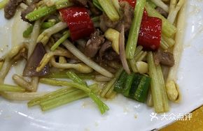 Peanut Sprout Stir-Fried Noodles with Pork