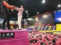-嘿哟动霸CHUA·新潮玩运动娱乐中心·蹦床滑冰团建乐园