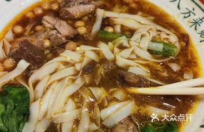 Sauce-Flavored Beef Brisket with Rice Noodles