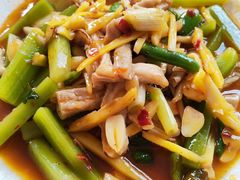 仔姜肥肠头-茅屋大酒店