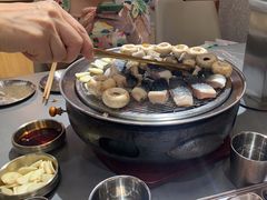 -围炉肉舍•炭烤活鳗•丹东海鲜烤肉(步行街店)