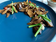 野芫荽炒牛肝菌-半山腰·云南菜(侨福芳草地店)