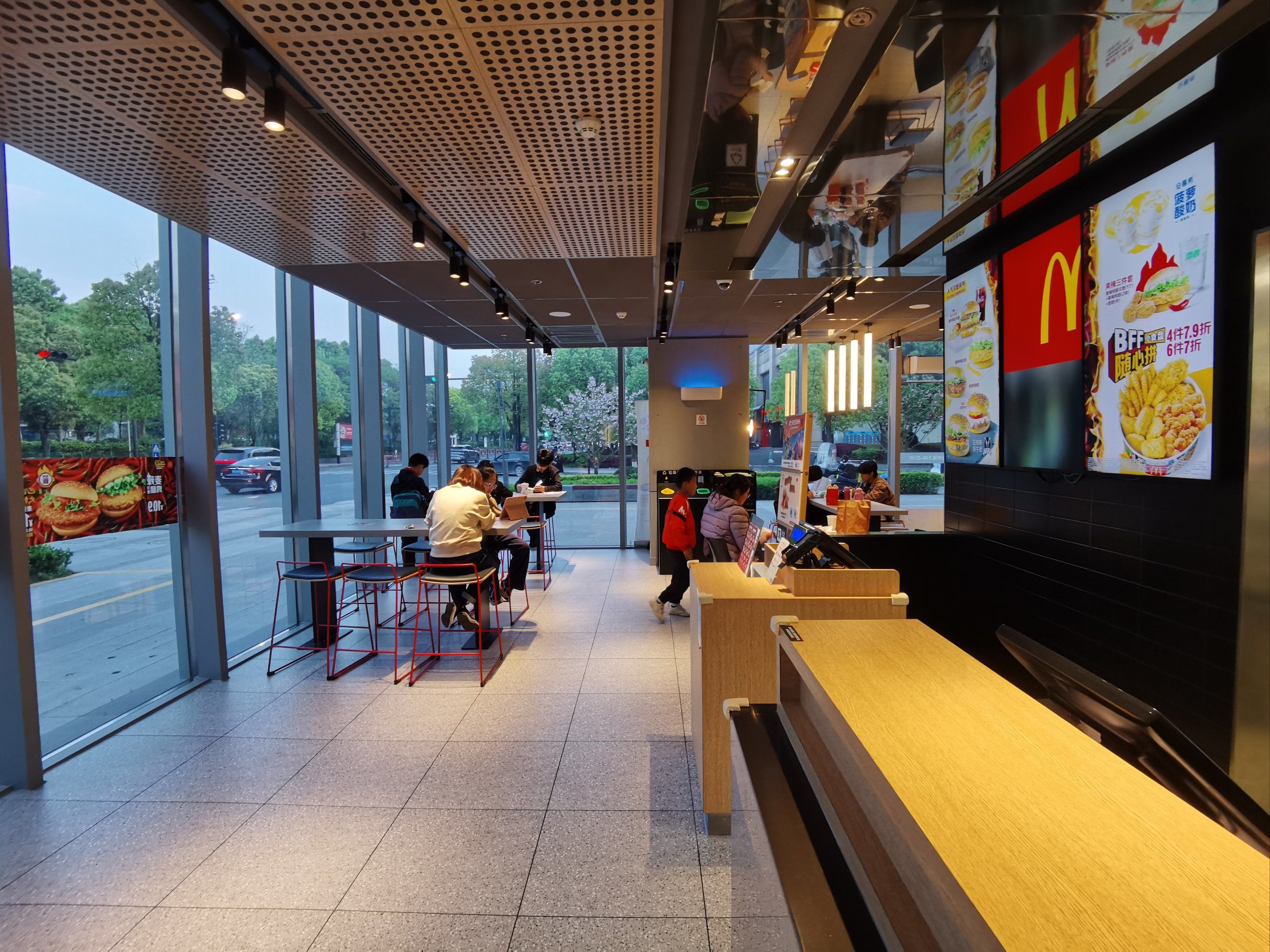天天领红包 麦当劳 店内干净整洁,人员服务态度很好