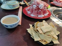 -洞庭洲·防空洞火锅·烧烤·铜锅涮肉(新百广场店)