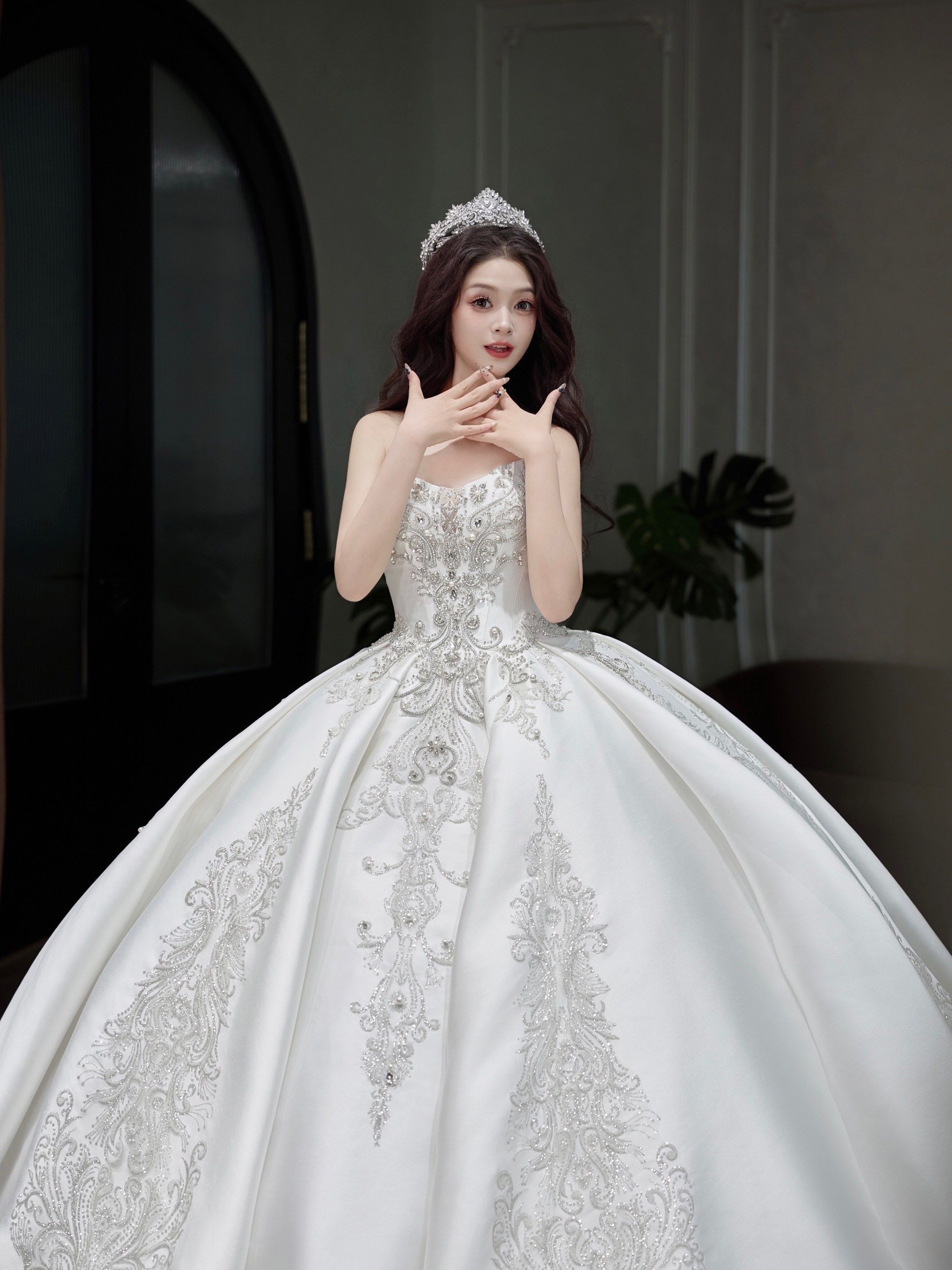 缎面婚纱从来都是斩女的拿手项
高贵的抹胸缎面钻石
独特而高级