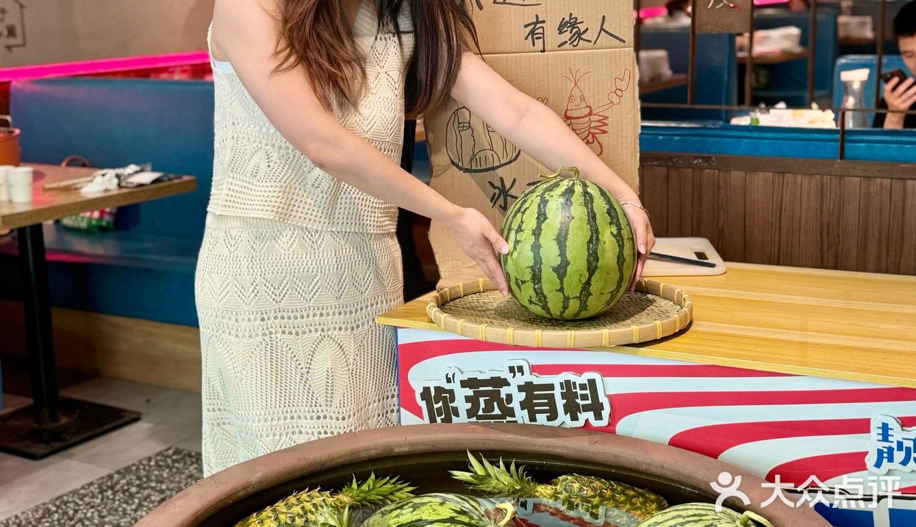 虾闹一下，靓仔吃瓜