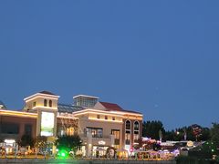 -王府井奥莱棋盘山小镇
