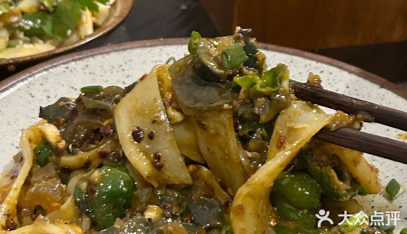 重庆探店｜烧椒皮蛋拌面 你是我的神！