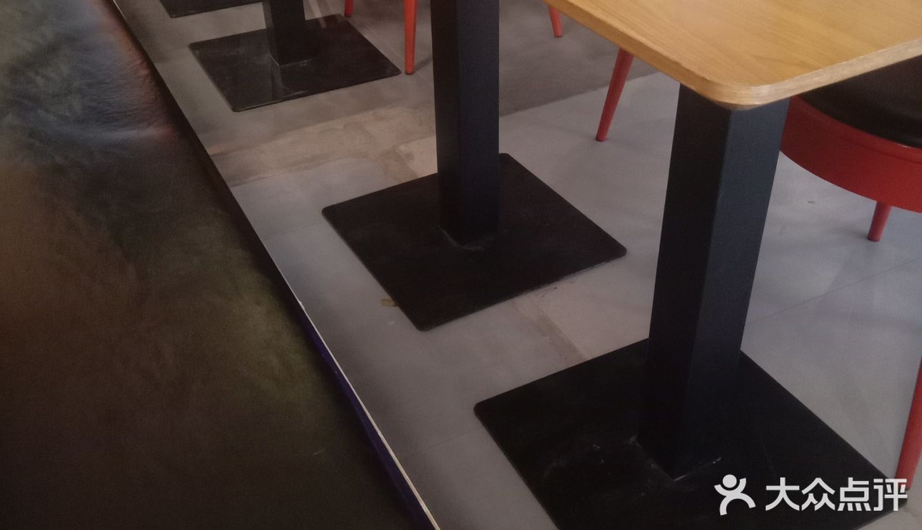在国泰里面 这边奶茶店非常多，交通便利