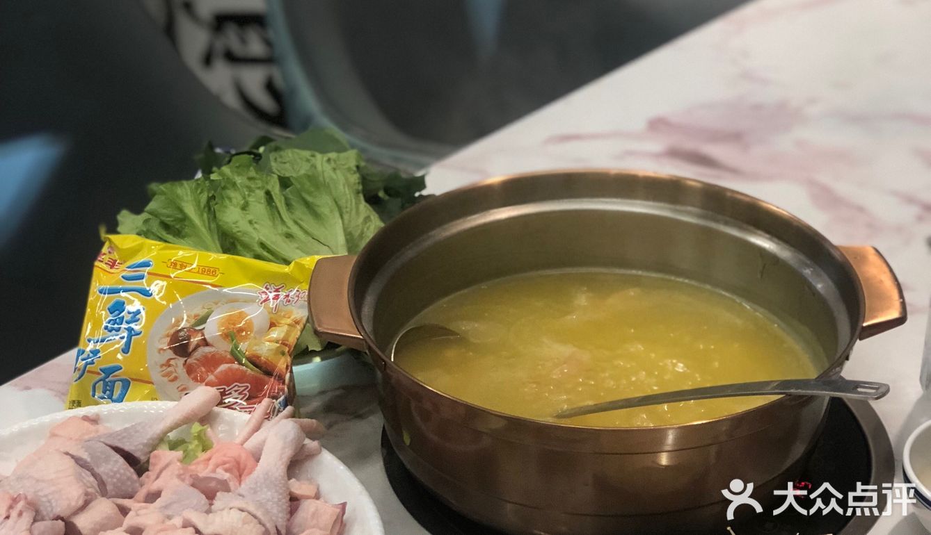 隔壁还有一家路边港式街头风的烧烤店也是他们家的