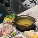 隔壁还有一家路边港式街头风的烧烤店也是他们家的