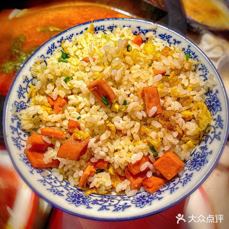 这家火锅店的虎皮鸡爪，一抿脱骨  软糯入味 辣的嘴皮起翻
