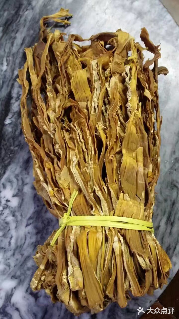 笋干焖烧肉，笋脆肉香，令我吃多碗饭