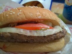 皇堡，名字唬人，就是个牛肉堡，只口味比麦店的"蔬翠双层牛"要重一些，还是看个人喜好-汉堡王(北京通州领展店)