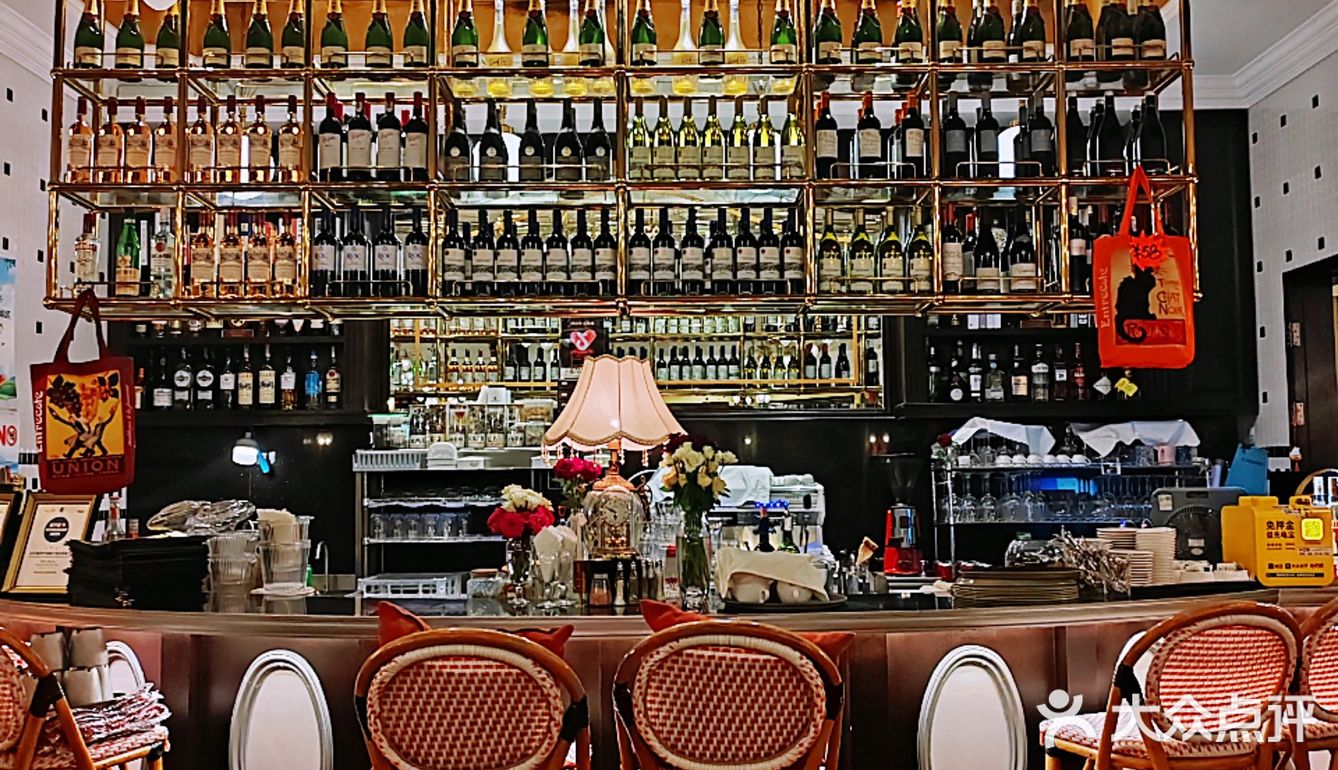 姐妹情[爱心]在红酒与牛排之间