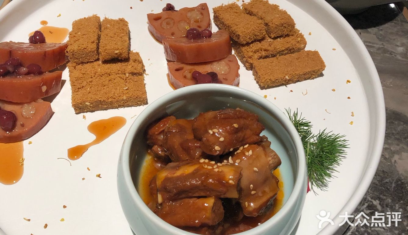 点的菜偏甜口，泡饭很好吃