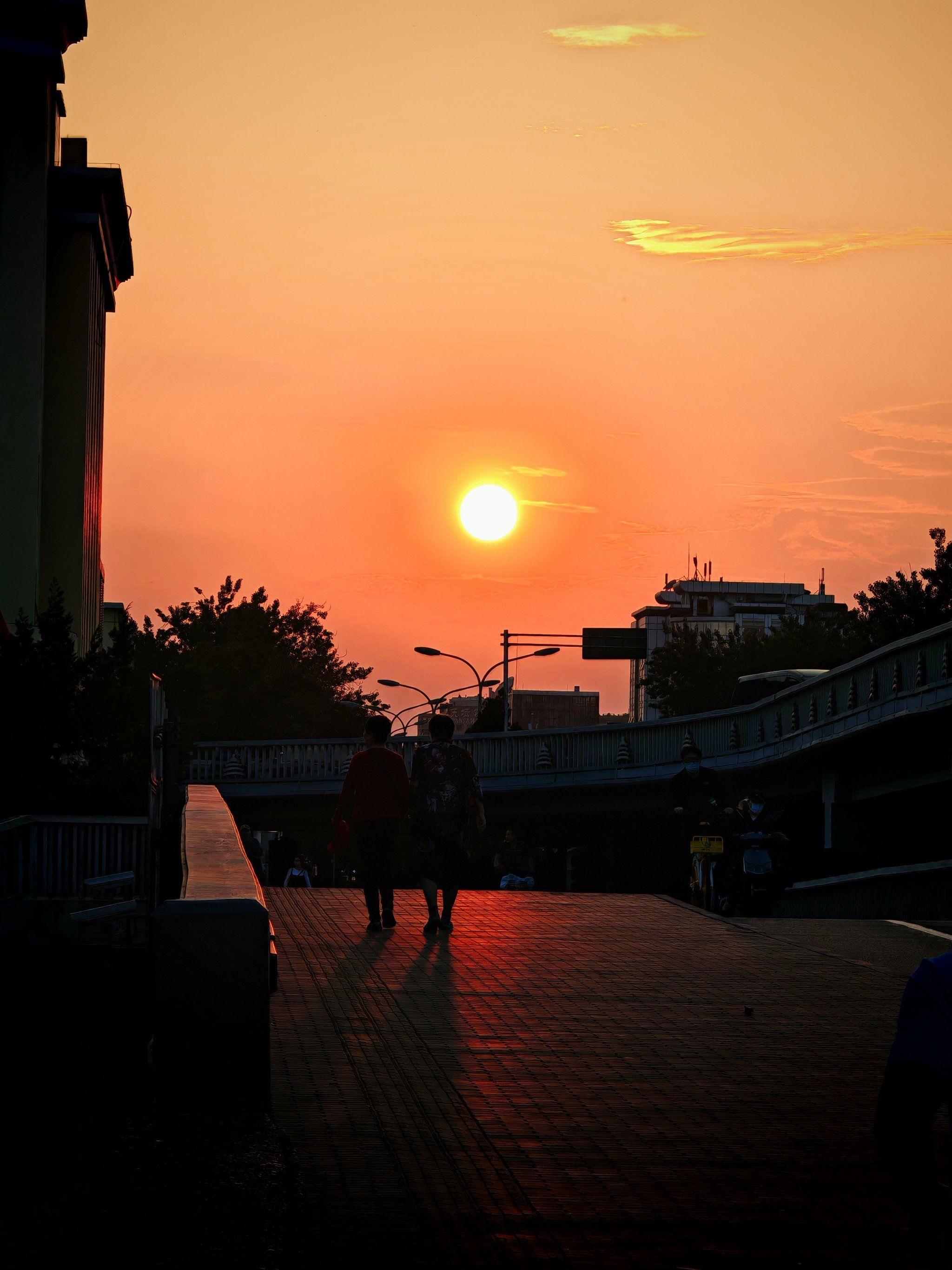 夕阳和黄昏很美,也很短暂,我们应该有珍惜