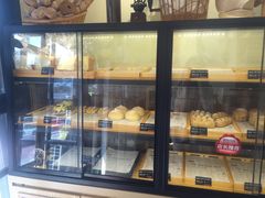 面包甜点陈列柜-啊噗吐呦现场烘焙(麦凯乐店)