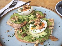 牛油果煮蛋吐司-RAC BAR(安福路店)