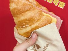 火腿芝士蛋香可颂-瑞幸咖啡(长宁来福士B1层店)