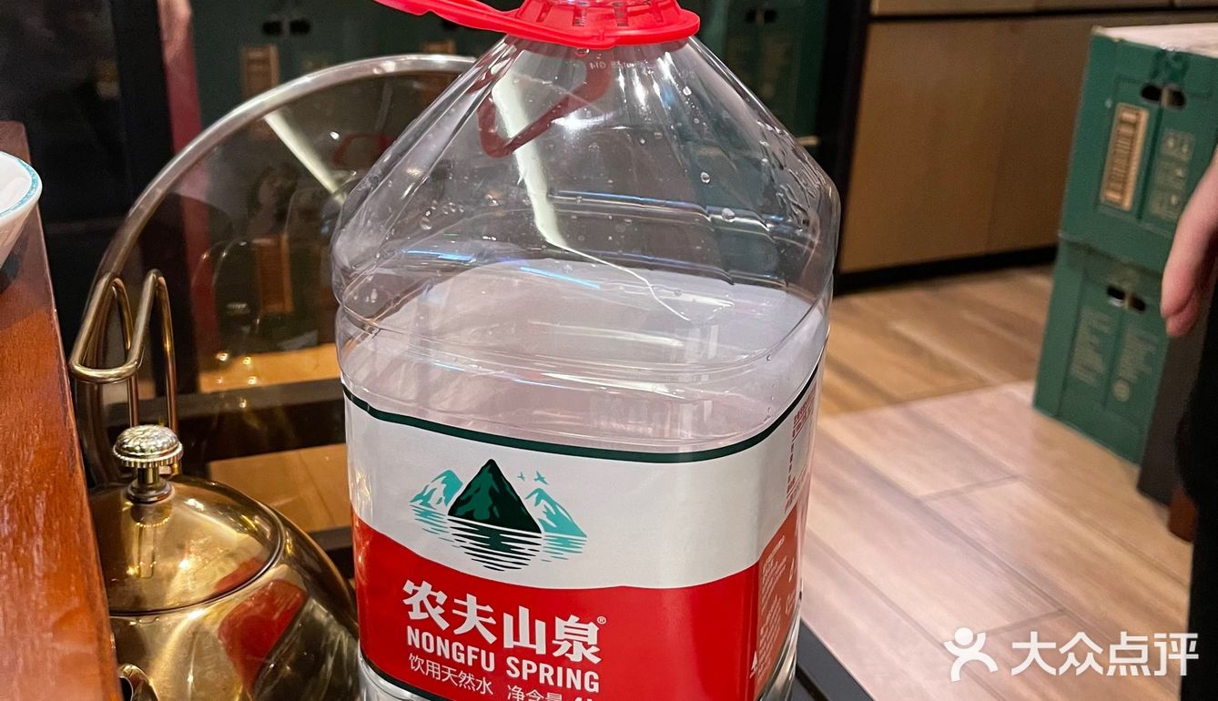 成箱农夫山泉矿泉水作锅底